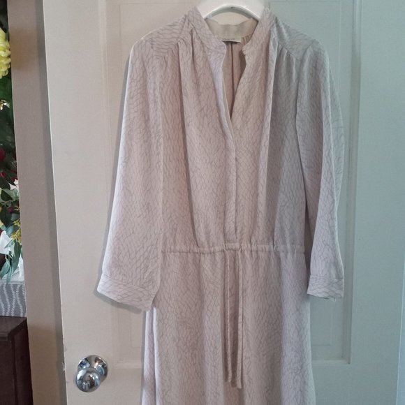 aritzia babaton bennett dress in cream/light gray print - Picture 1 of 4